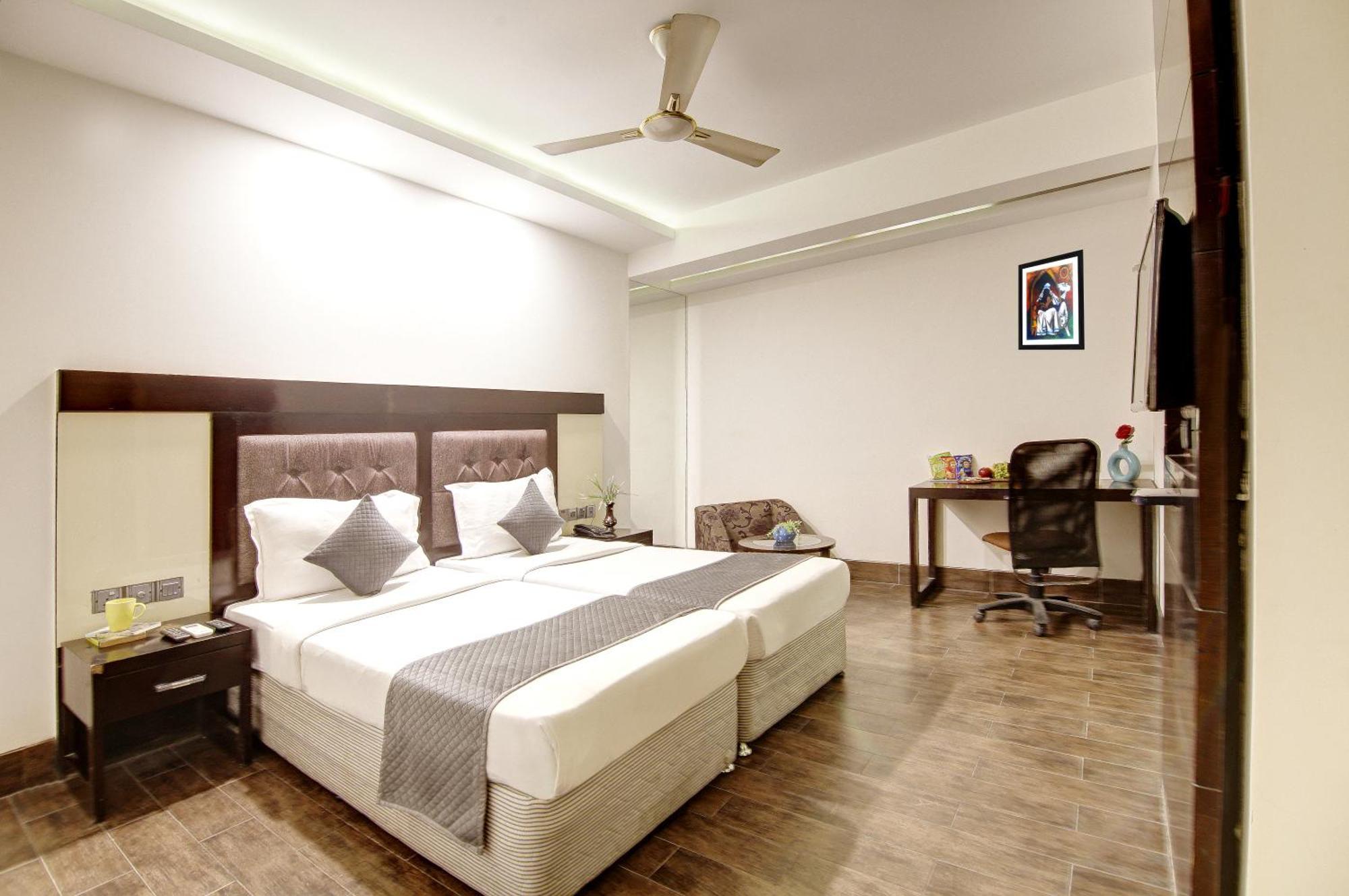 Hotel Good Times Near Ganga Ram Hospital And Karol Bagh Metro Delhi  Exteriör bild