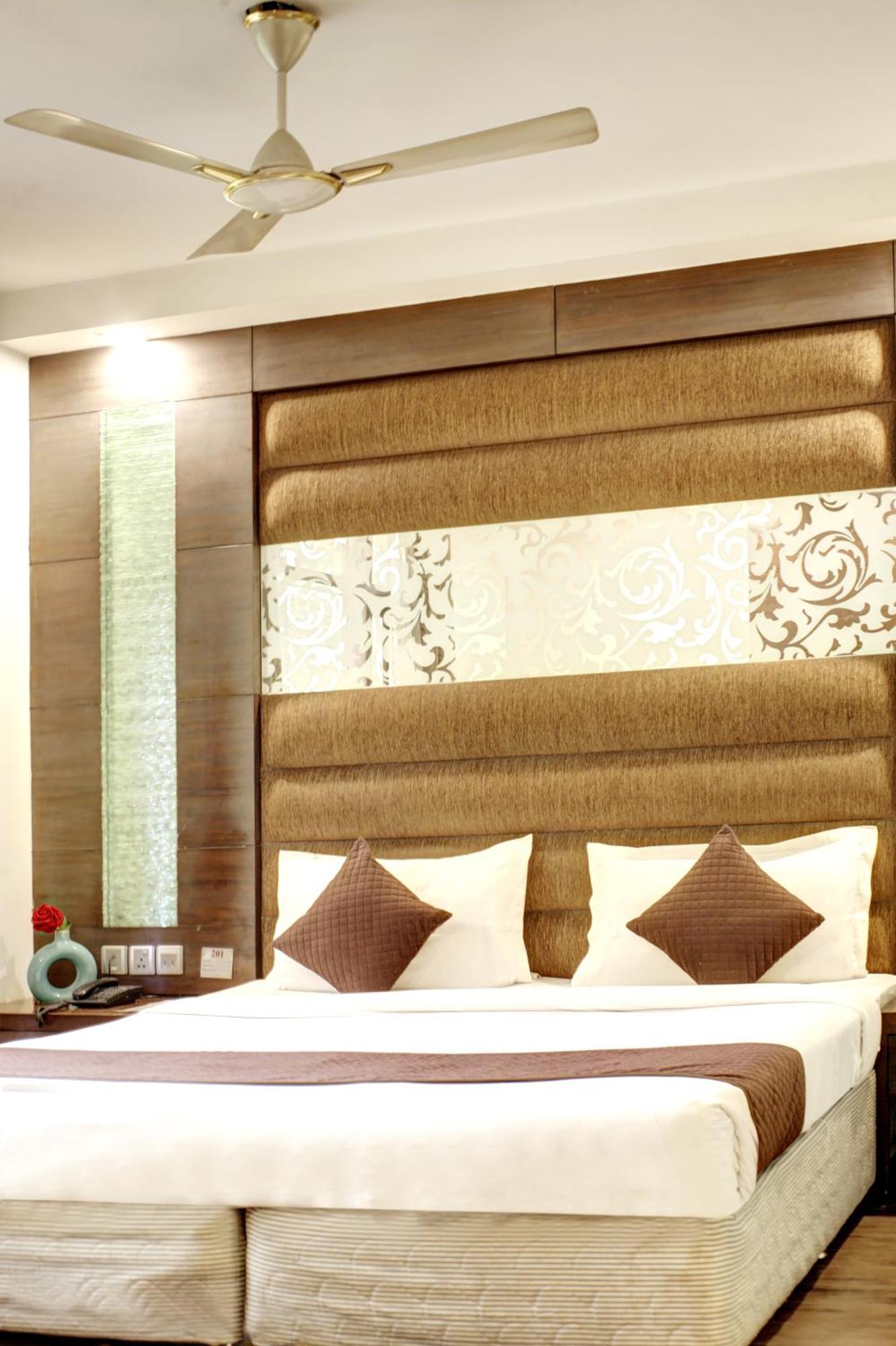 Hotel Good Times Near Ganga Ram Hospital And Karol Bagh Metro Delhi  Exteriör bild