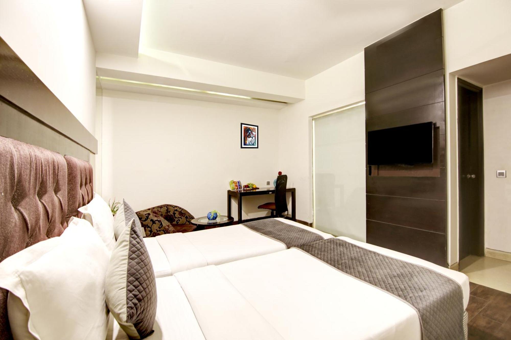 Hotel Good Times Near Ganga Ram Hospital And Karol Bagh Metro Delhi  Exteriör bild