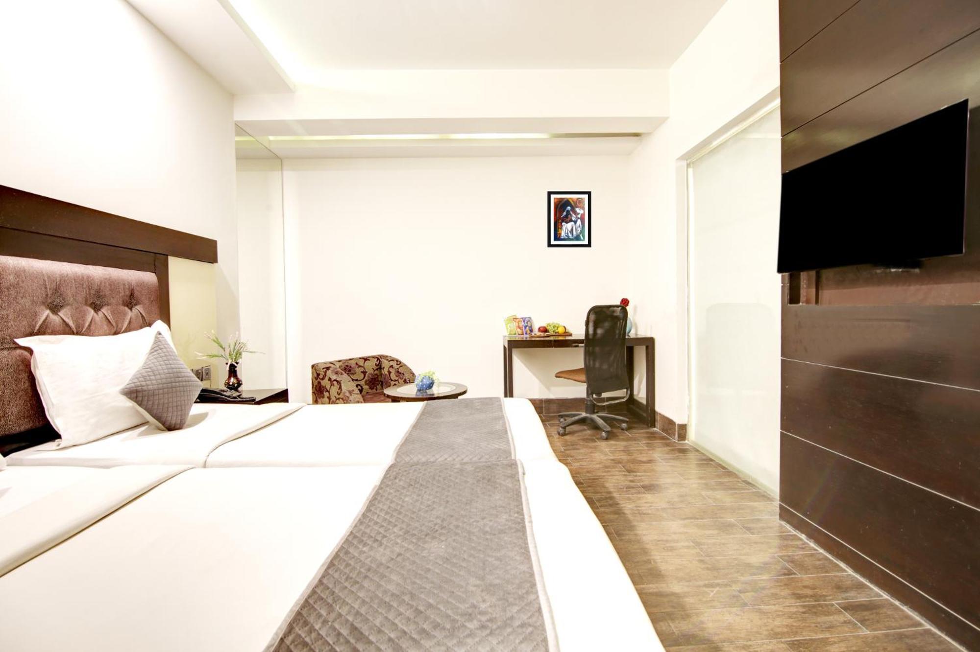 Hotel Good Times Near Ganga Ram Hospital And Karol Bagh Metro Delhi  Exteriör bild