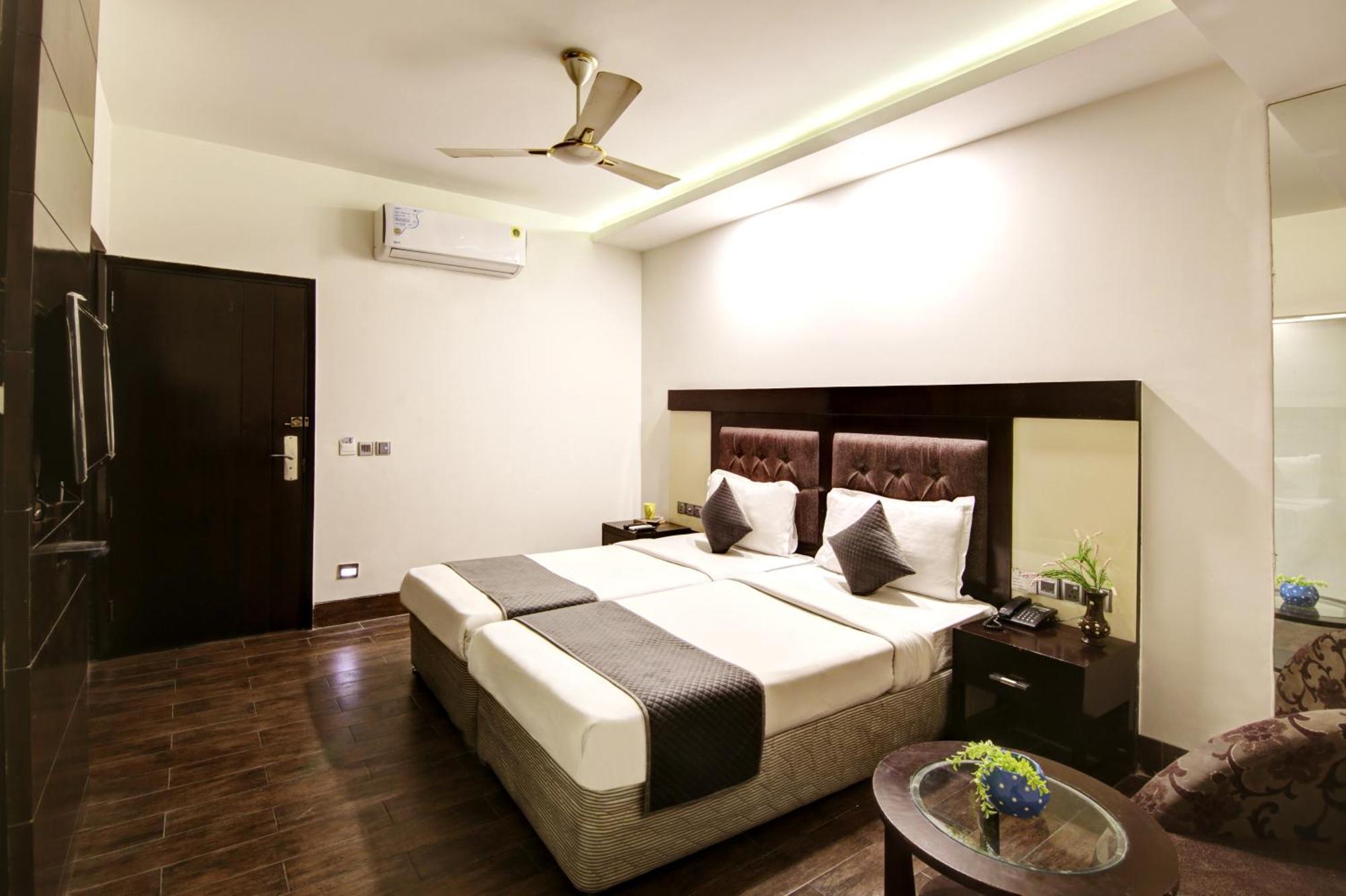 Hotel Good Times Near Ganga Ram Hospital And Karol Bagh Metro Delhi  Exteriör bild