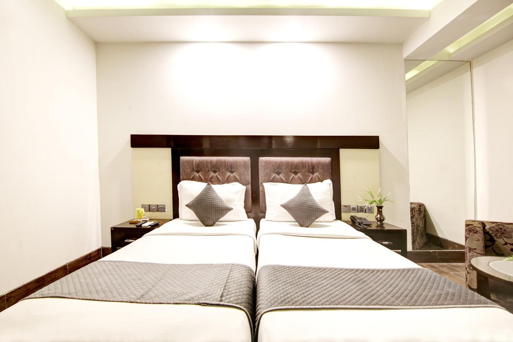 Hotel Good Times Near Ganga Ram Hospital And Karol Bagh Metro Delhi  Exteriör bild