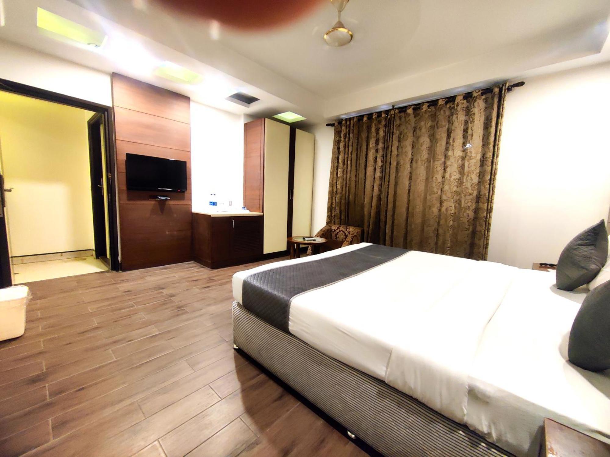 Hotel Good Times Near Ganga Ram Hospital And Karol Bagh Metro Delhi  Exteriör bild